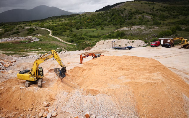 BF70.2 Komatsu PC210 7 Croatia quarry aggregate.640x400