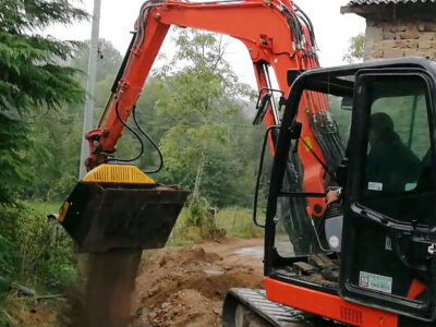 MB HDS214 Kubota KX080a RE16 fine sifting kit France utility work wet soil.640x640 1