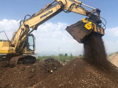 MB HDS320 – Komatsu PC230 – Italy – Recycling – Rugby Soccer fields Soil and stones 1.640x640