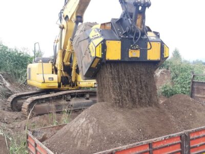 MB HDS320 – Komatsu PC230 – Italy – Recycling – Rugby Soccer fields Soil and stones 2.640x640
