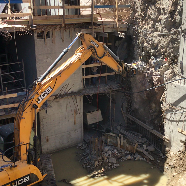 MB R800 JCB JS200LC Uruguay urban jobsite.640x640 1