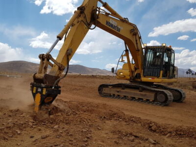 MB R800 Komatsu PC200 Bolivia rocks granite.640x640