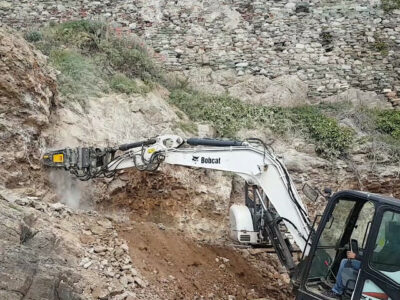 R500 Bobcat E55 Corse Roadworks Cliffs.640x640