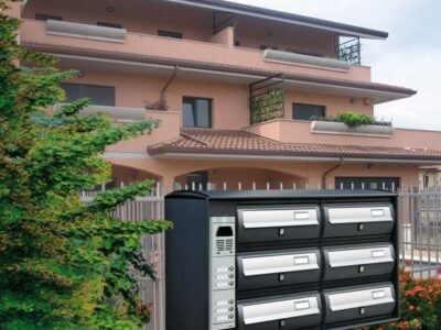 freestanding-solution-with-accessories-intercom-panel