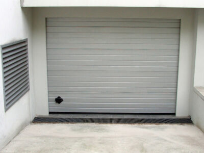 Portone-sezionale-da-garage-ARES-Stucco-girgio-RAL-9006-min