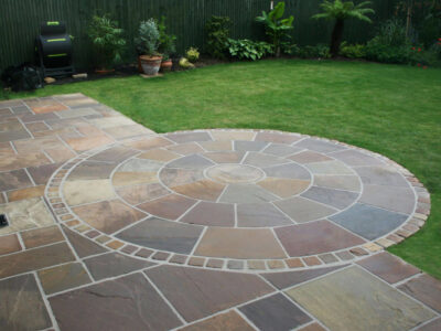 barry-autumn-brown-indian-sandstone-circle-paving-slabs-3-w-1030x736-1