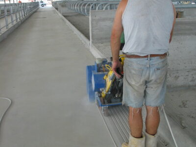 Irruvidimento-antiscivolo-in-stallatico-con-VA30-SH-SCARIFICATRICI-E-TAGLIERINE