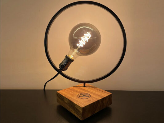 Lampada-tavolo-minimal-in-ferro-e-olivo