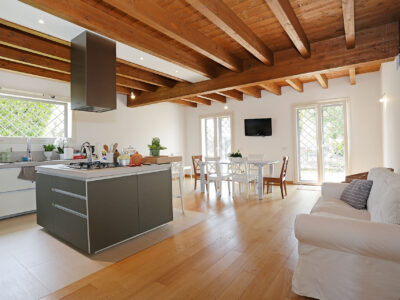 interno-cucina-tetto-in-legno-lamellare