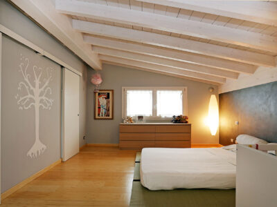 tetto-in-legno-lamellare-bianco-camera-da-letto